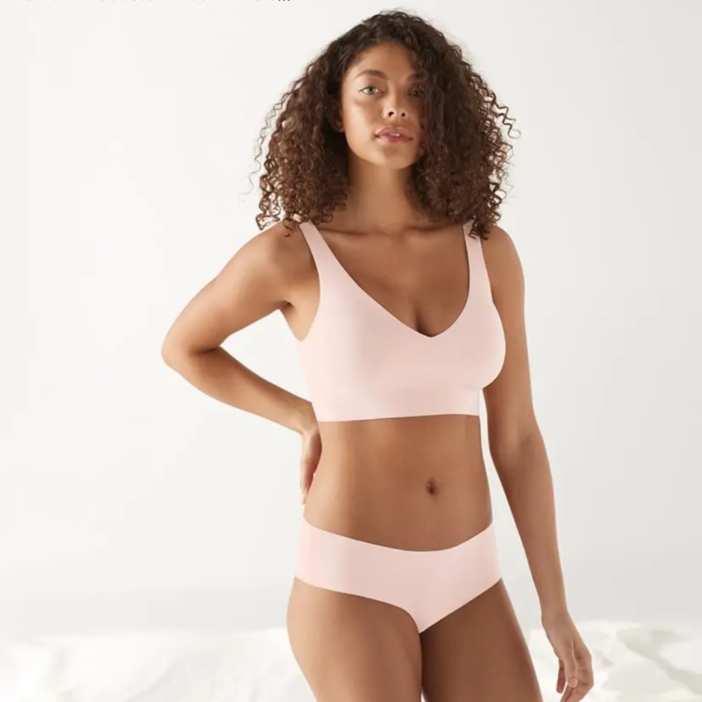 True & co true body boost V neck bra nude small